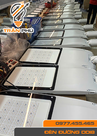 ảnh những đèn đường LED mã dd18 đặt trên bàn xưởng của công ty Trần Phú